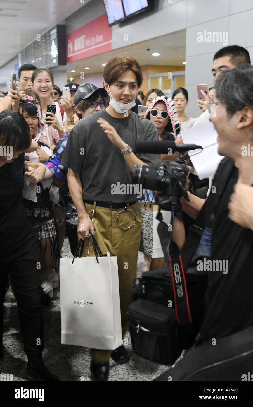 Agosto 24, 2017 - Shanghai Shanghai in Cina - Shanghai, Cina-24th Agosto 2017: (solo uso editoriale. Cina fuori) ..L'attore Giapponese Ryota Katayose è surrouned dagli appassionati dell'Aeroporto di Shanghai in Shanghai, Agosto 24th, 2017. (Credito Immagine: © SIPA Asia via ZUMA filo) Foto Stock