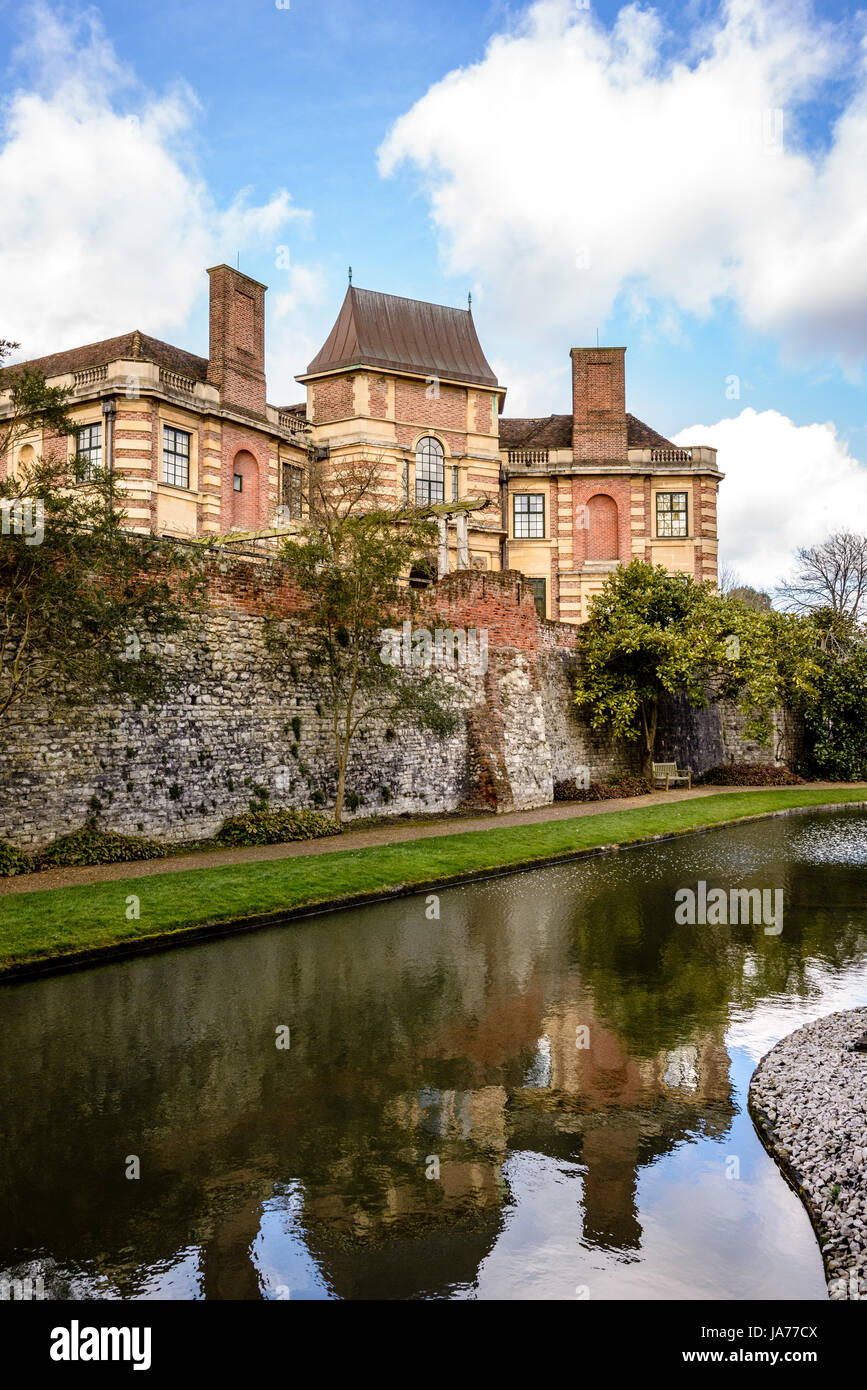 Fossato e giardini, Eltham Palace a Londra, Inghilterra Foto Stock