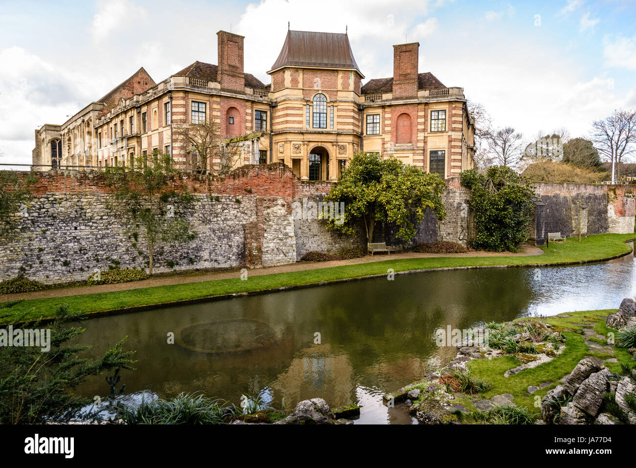 Fossato e giardini, Eltham Palace a Londra, Inghilterra Foto Stock