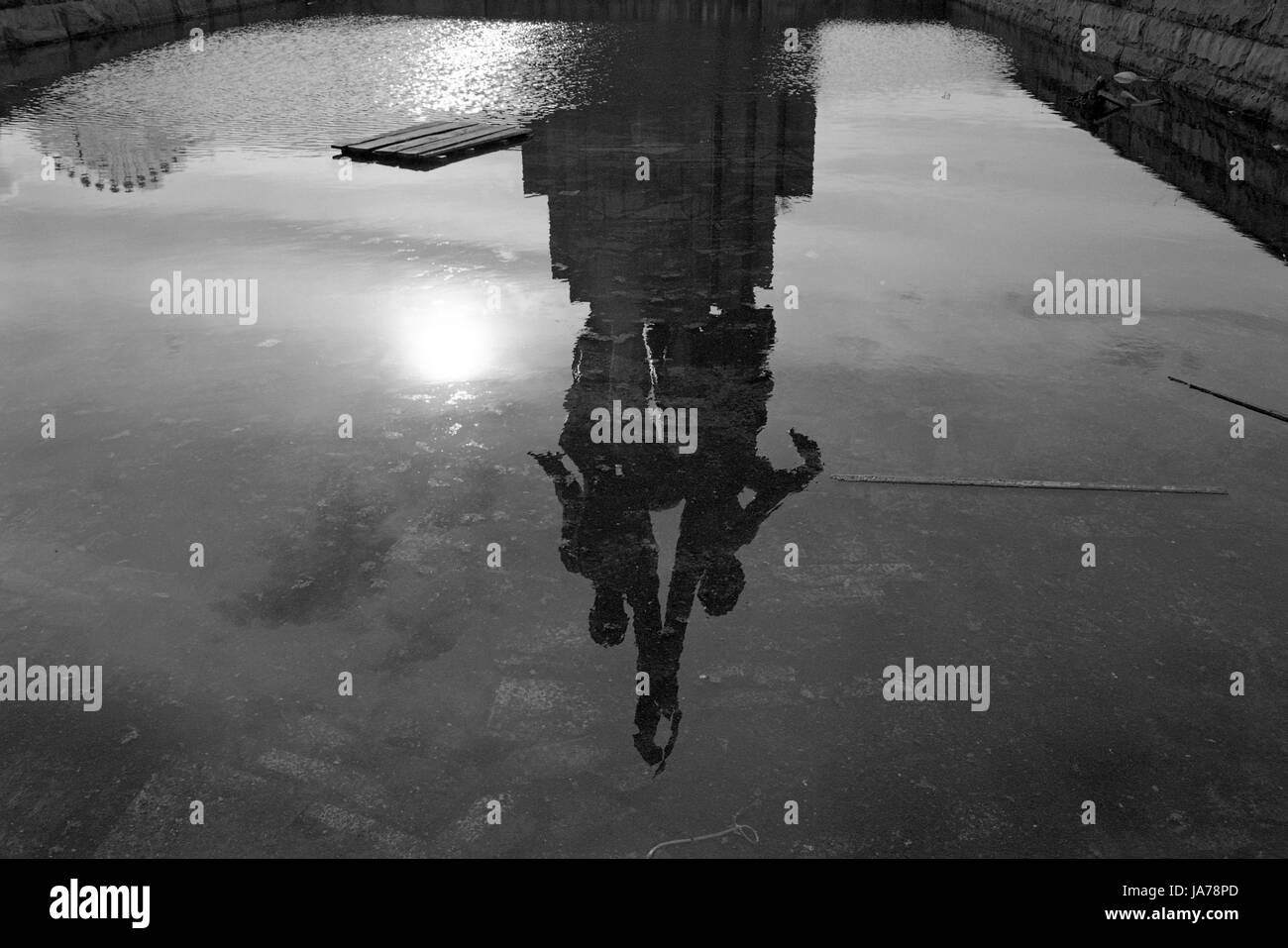 La riflessione in un stagno - Lavoratore e Kolkhoz donna scultura All-Russia vicino al centro esposizioni di Mosca Foto Stock