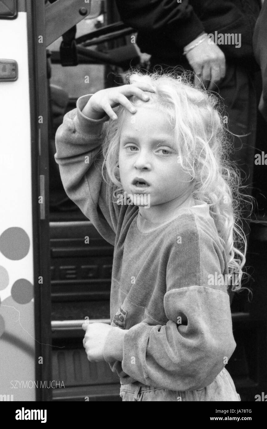 Bambini polacchi di accattonaggio da turista tedesco di aiuto e di denaro e la loro vendita pezzi di ambra. Tempi duri dopo le modifiche e la povertà in Polonia. Foto Stock