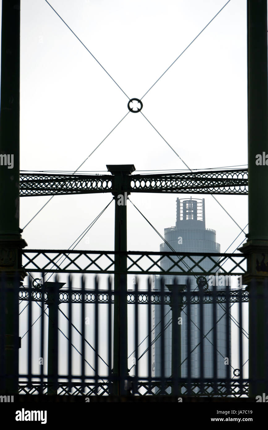 La torre, St George Wharf in Vauxhall behinf ovale titolari di gas Foto Stock