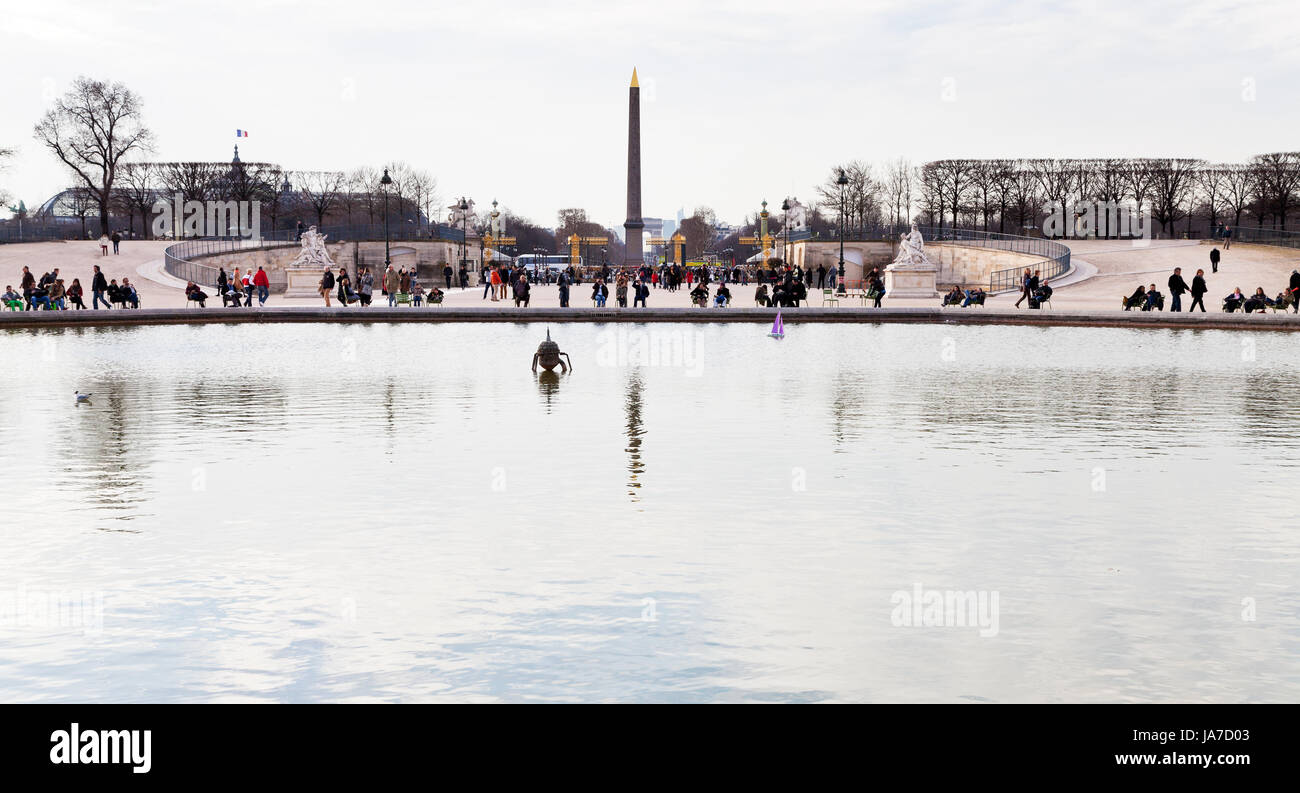 Parigi, Francia - 5 Marzo: Grand vasca ottagonale nel Giardino delle Tuileries. Nel 1664 l'architetto del paesaggio Andre le Notre giardino ridisegnato e collocati lavabi con fontane, a Parigi in Francia il 5 marzo 2013 Foto Stock
