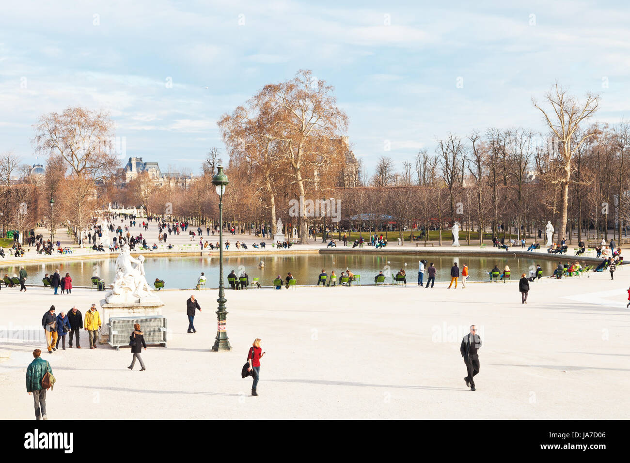 Parigi, Francia - 5 Marzo: Grand vasca ottagonale nel Giardino delle Tuileries. Nel 1664 l'architetto del paesaggio Andre le Notre giardino ridisegnato e collocati lavabi con fontane, a Parigi in Francia il 5 marzo 2013 Foto Stock