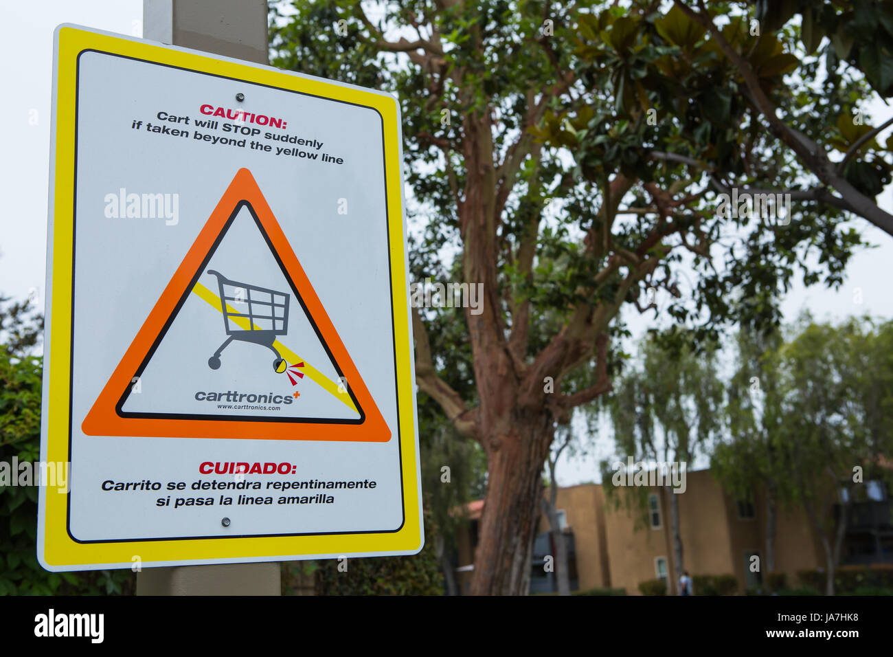 Attenzione carrelli si arresta improvvisamente segno. Carttronics uno sviluppatore di sistemi elettronici utilizzati per arrestare la perdita dei carrelli di shopping nei negozi di vendita al dettaglio, Foto Stock