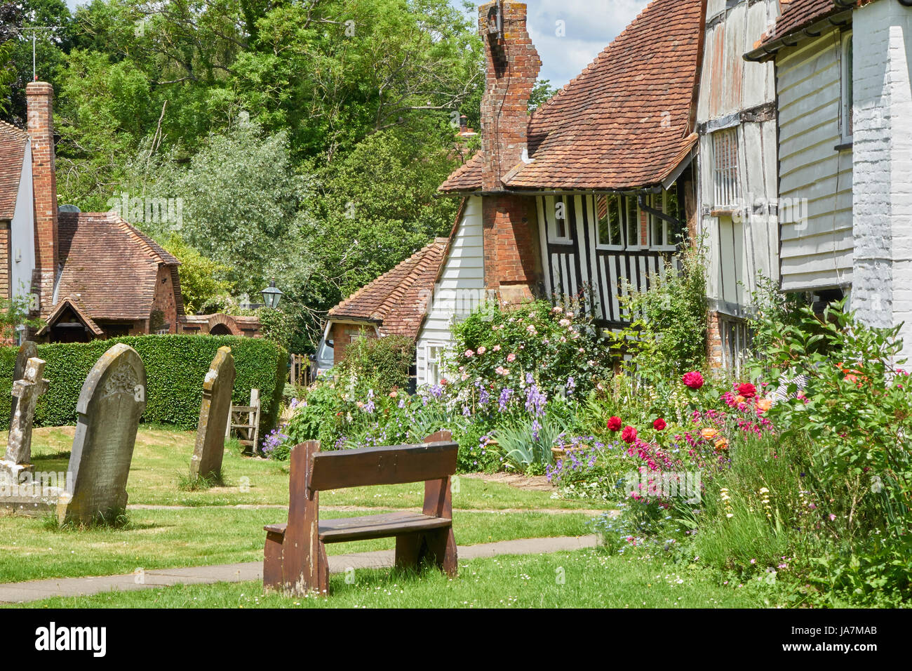 Grazioso cottage Tudor confinanti con il pittoresco sagrato a Smarden, Kent, England, Regno Unito, Regno Unito, Gran Bretagna, GB Foto Stock