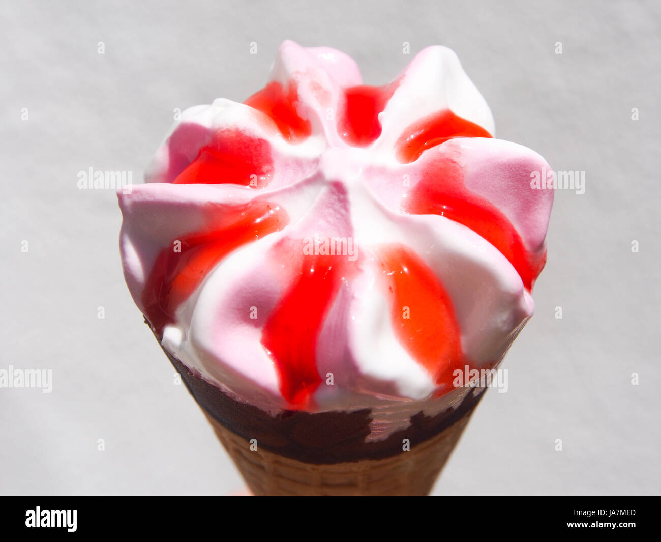 Una fragola e vaniglia cono gelato Foto Stock