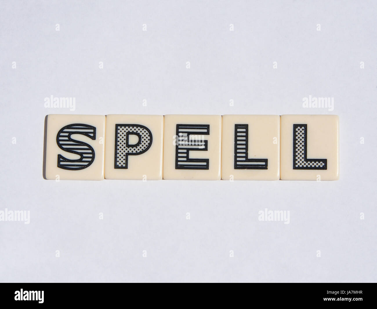 Piastrelle bianche con lettere su di loro l'ortografia della parola magia Foto Stock
