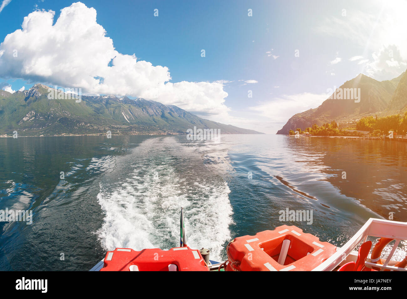 Il lago di Garda è il più grande lago d'Italia. Essa è situata nel Nord Italia, circa a metà strada tra Brescia e Verona e tra Venezia e Milano. Foto Stock