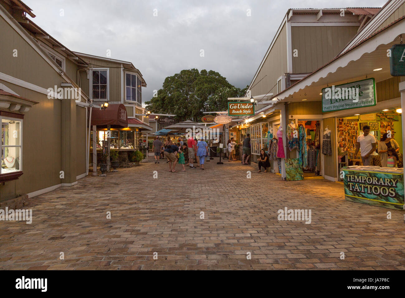 I turisti lo shopping nel centro di Lahaina, Maui, Hawaii Foto Stock