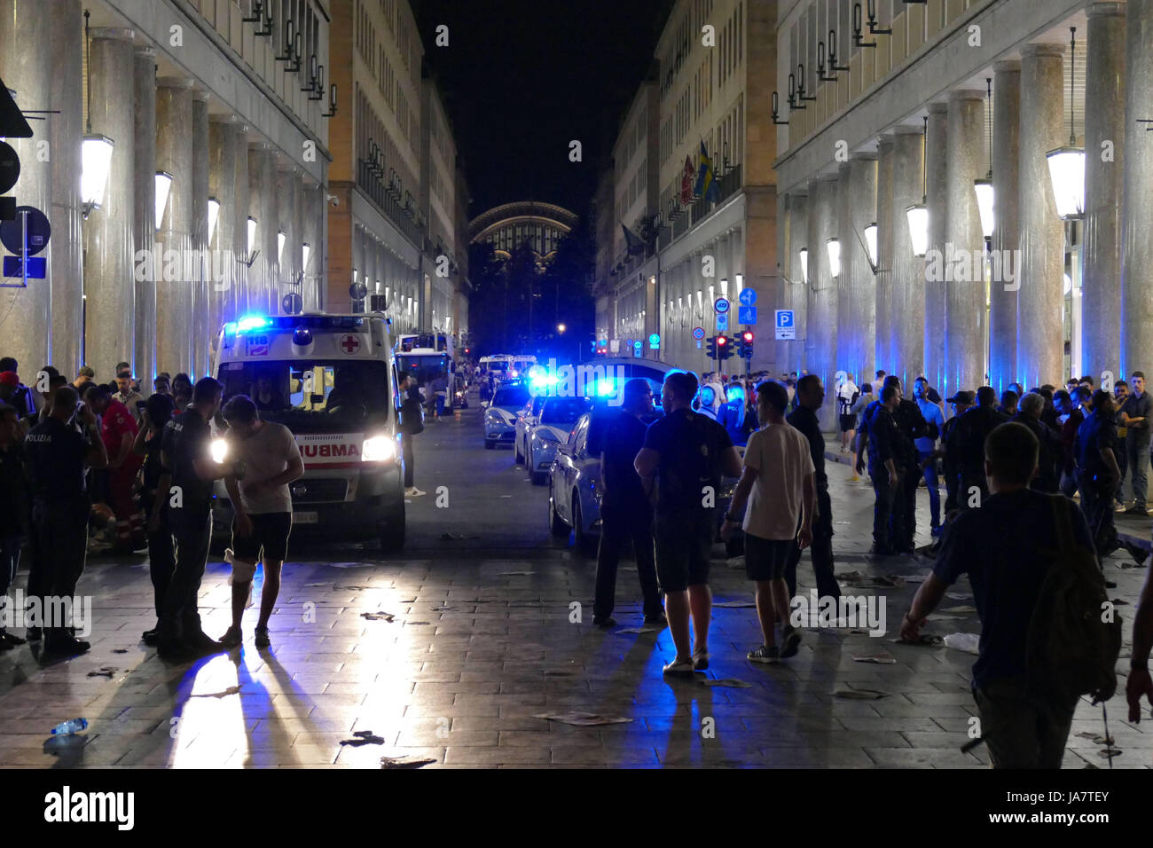 TORINO. Partita Juventus vs Real. Maxi schermo in Piazza San Carlo. Incidenti dovuti a cause ancora da chiarire. Nelle foto gli attimi dopo la fuga da piazza S. Carlo, feriti e mezzi di soccorso. Foto Stock