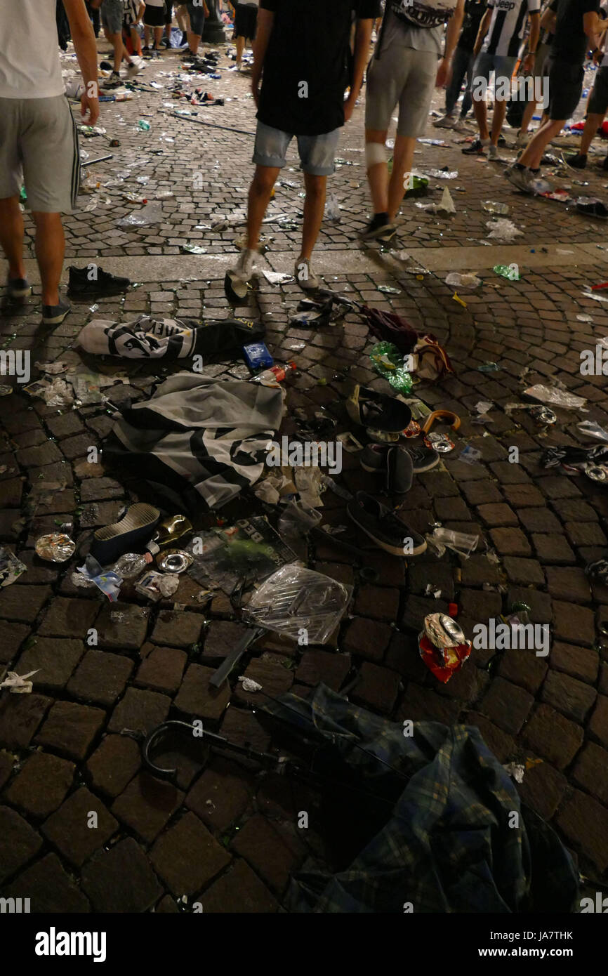 TORINO. Partita Juventus vs Real. Maxi schermo in Piazza San Carlo. Incidenti dovuti a cause ancora da chiarire. Nelle foto gli attimi dopo la fuga da piazza S. Carlo, feriti e mezzi di soccorso. Foto Stock