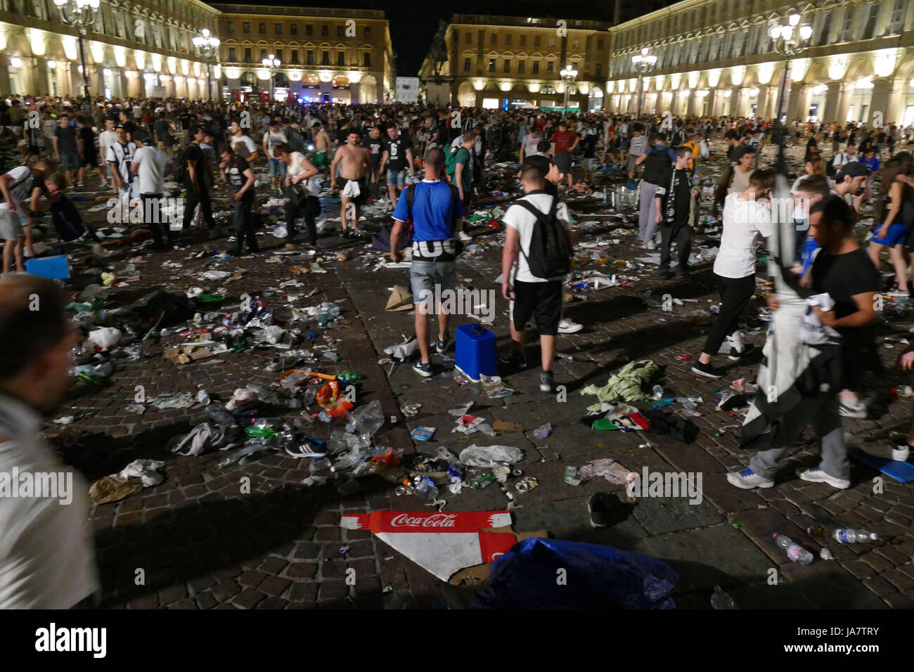 TORINO. Partita Juventus vs Real. Maxi schermo in Piazza San Carlo. Incidenti dovuti a cause ancora da chiarire. Nelle foto gli attimi dopo la fuga da piazza S. Carlo, feriti e mezzi di soccorso. Foto Stock