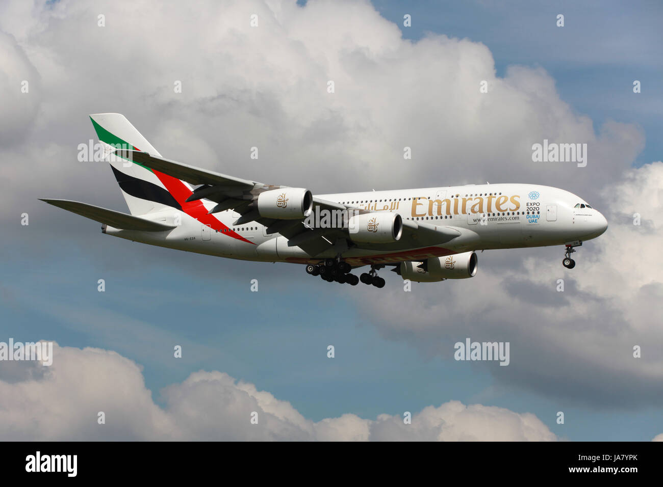 Aeroporto di Londra Heathrow, Großbritannien - 25. Mai 2013: Ein Airbus A380 der Emirates mit der Kennung A6-EDR landet auf dem Flughafen London Heathrow (LHR). Der Airbus A380 Superjumbo ist das größte Passagierflugzeug der Welt. Emirates ist eine staatliche Fluggesellschaft mit Sitz in Dubai in den Vereinigten Arabischen Emiraten und der größte Betreiber der A380. Foto Stock