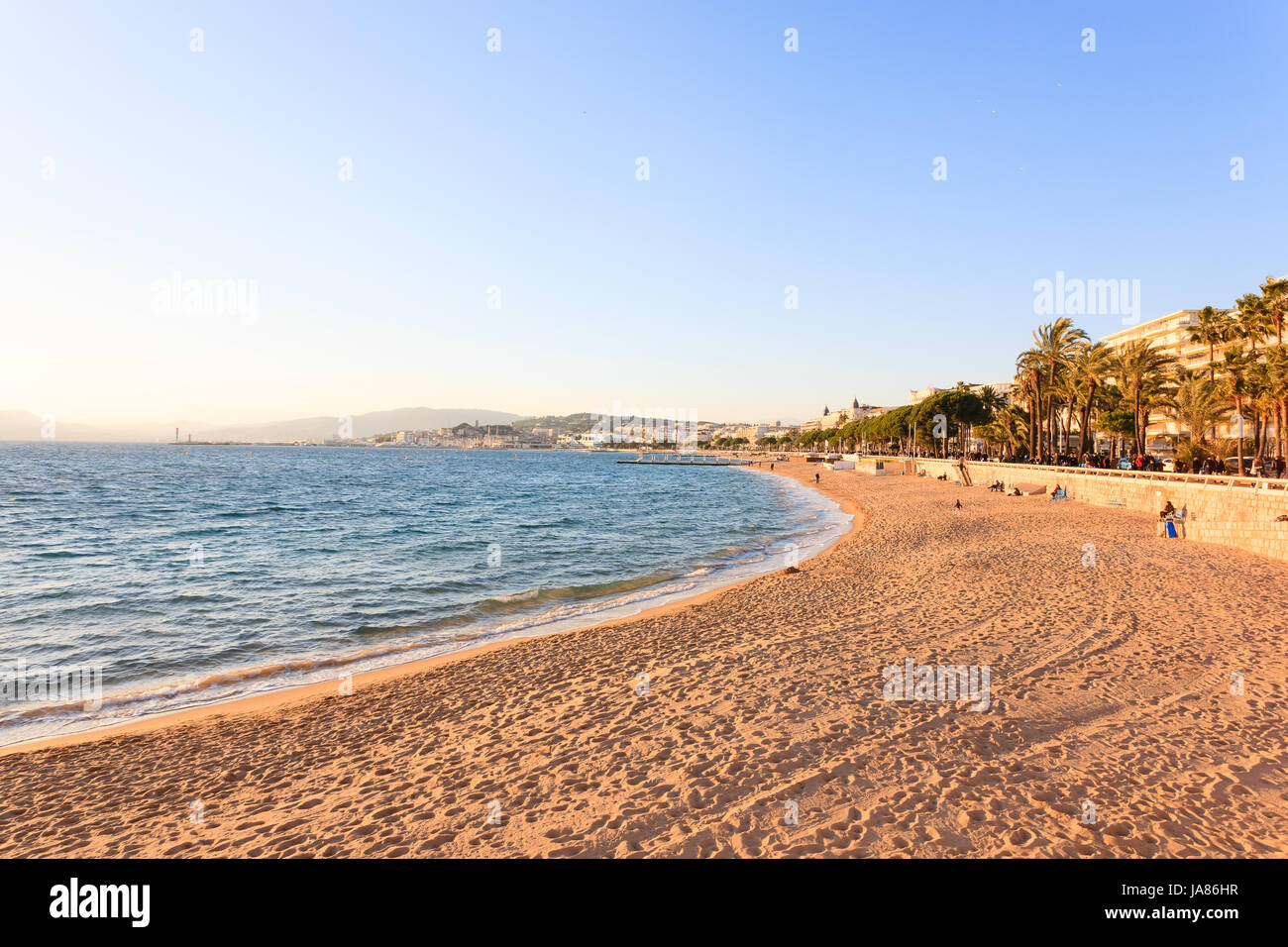 Cannes beach vista giorno, Francia. Famosa cittadina nel sud della Francia. Promenade de la Croisette Foto Stock