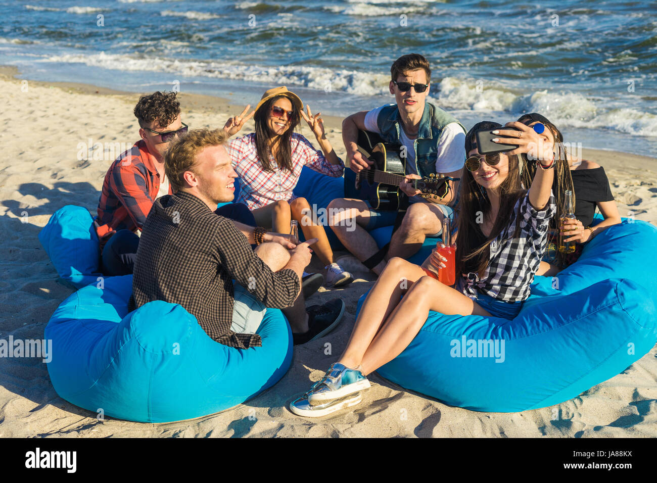 Gruppo di amici divertendosi in spiaggia Foto Stock