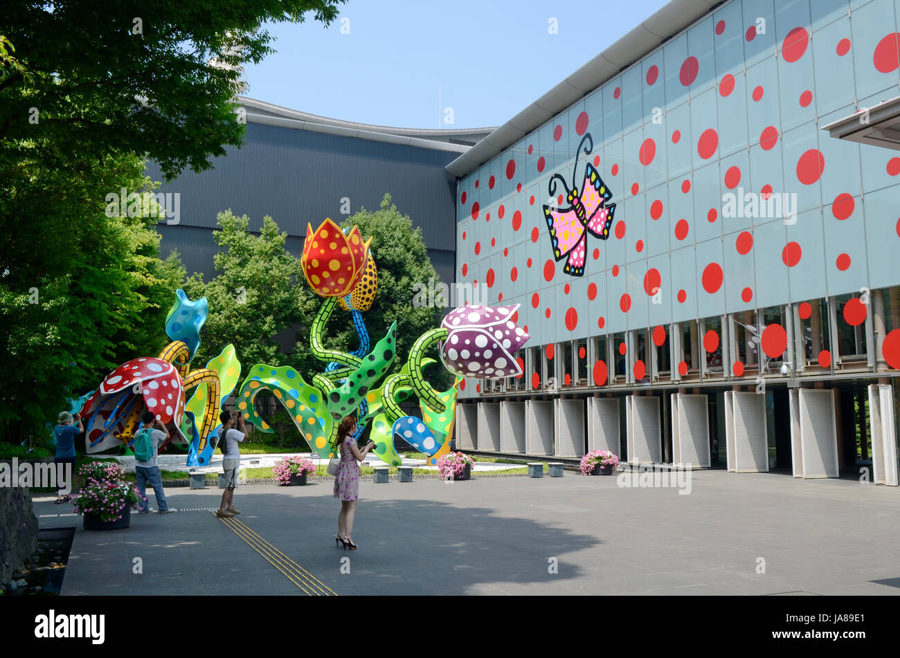 YAYOI KUSAMA - Matsumoto City Museum di arte ospita una mostra di artista locale Yayoi Kusama intitolata l'eternità di eterna eternità da 14 Lug - 04 Nov 2012. Per l'occasione, il museo è stato verniciato in Kusama firma del rosso a pois su un fondo azzurro con una pink butterfly e i visitatori sono soddisfatte da tulip sculture intitolata "visionario di fiori" - Matsumoto, Nagano Pefecture, Giappone - 28 lug 2012. Photo credit: George mento/IconicPix Foto Stock
