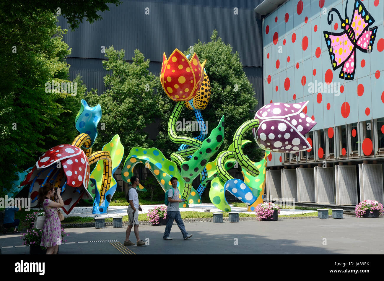 YAYOI KUSAMA - Matsumoto City Museum of Art - ospita una mostra di artista locale Yayoi Kusama intitolata l'eternità di eterna eternità da 14 Lug - 04 Nov 2012. Per l'occasione, il museo è stato verniciato in Kusama firma del rosso a pois su un fondo azzurro con una pink butterfly e i visitatori sono soddisfatte da tulip sculture intitolata "visionario di fiori" - Matsumoto, Nagano Pefecture, Giappone - 28 lug 2012. Photo credit: George mento/IconicPix Foto Stock