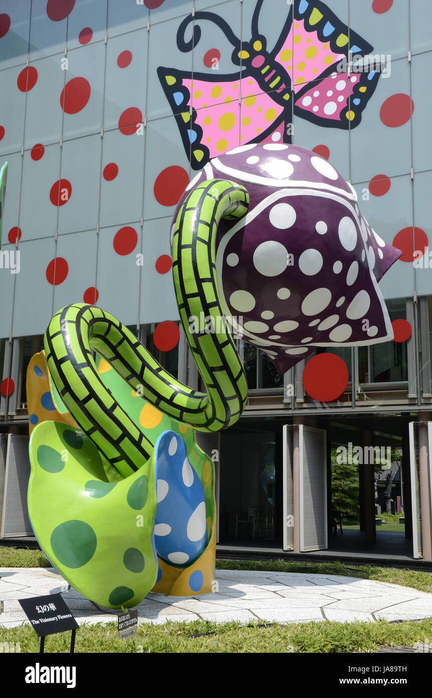 YAYOI KUSAMA - Matsumoto City Museum of Art - ospita una mostra di artista locale Yayoi Kusama intitolata l'eternità di eterna eternità da 14 Lug - 04 Nov 2012. Per l'occasione, il museo è stato verniciato in Kusama firma del rosso a pois su un fondo azzurro con una pink butterfly e i visitatori sono soddisfatte da tulip sculture intitolata "visionario di fiori" - Matsumoto, Nagano Pefecture, Giappone - 28 lug 2012. Photo credit: George mento/IconicPix Foto Stock