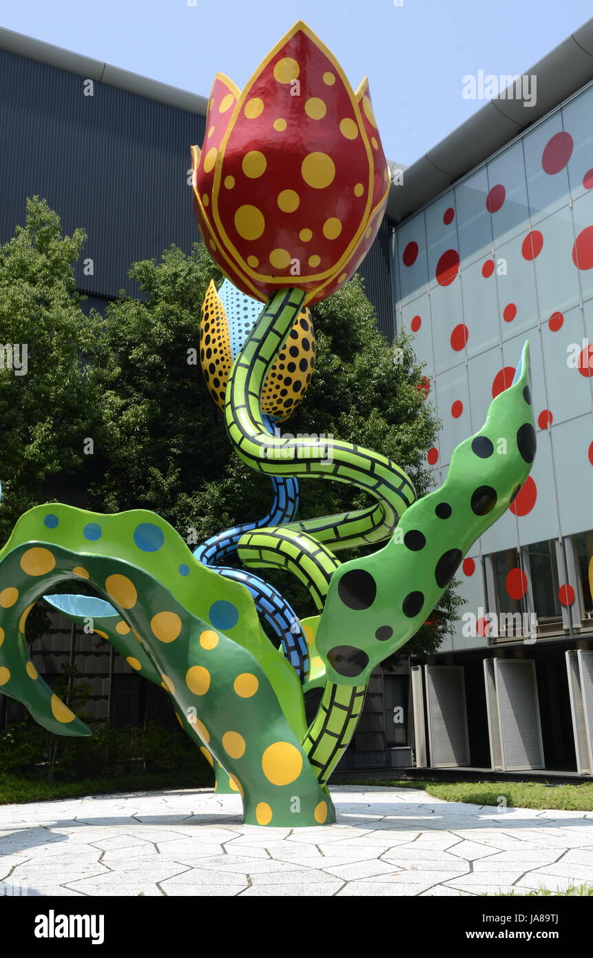 YAYOI KUSAMA - Matsumoto City Museum of Art - ospita una mostra di artista locale Yayoi Kusama intitolata l'eternità di eterna eternità da 14 Lug - 04 Nov 2012. All'arrivo i visitatori sono soddisfatte da grandi sculture tulip intitolato "visionario di fiori" - Matsumoto, Nagano Pefecture, Giappone - 28 lug 2012. Photo credit: George mento/IconicPix Foto Stock