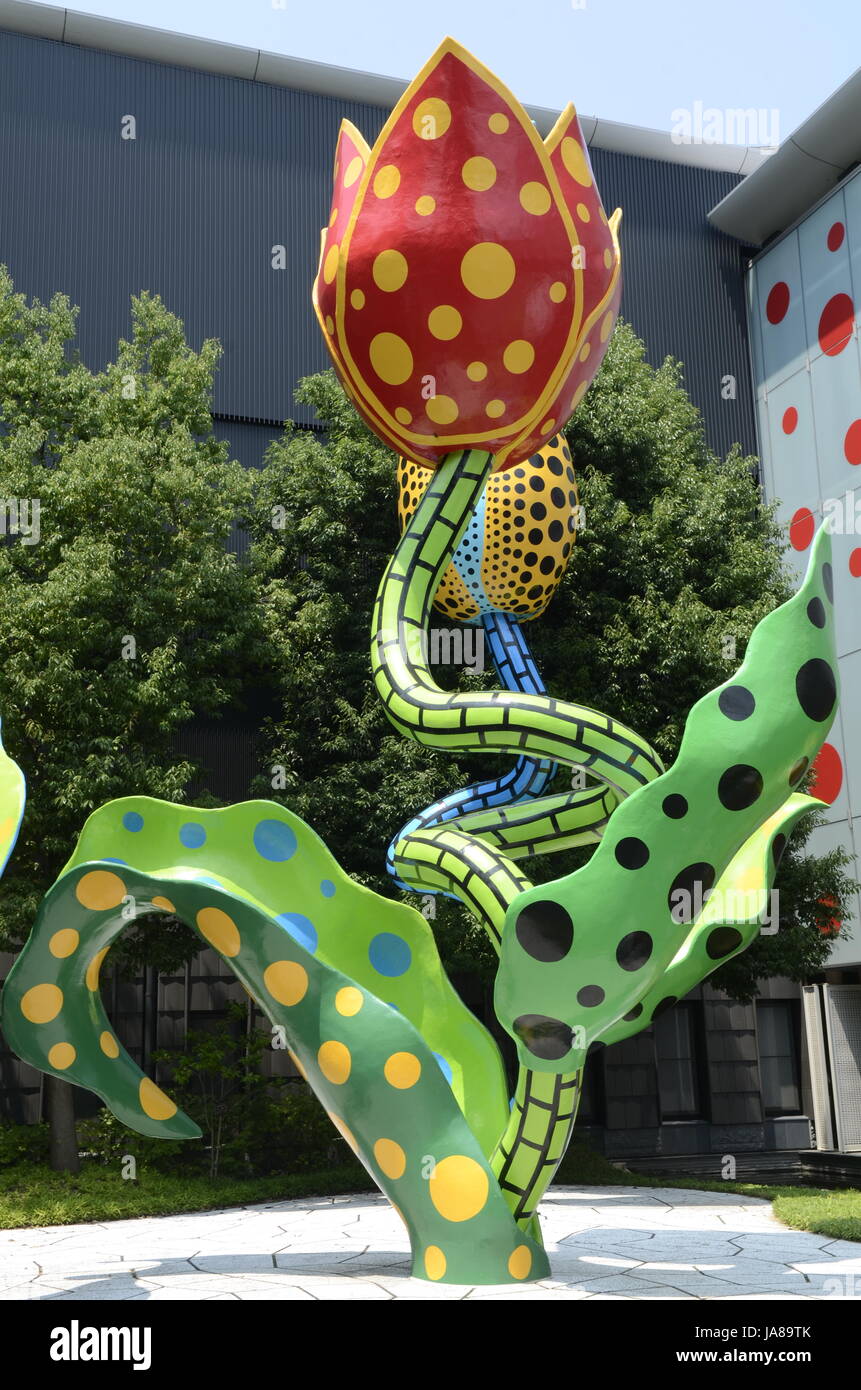YAYOI KUSAMA - Matsumoto City Museum of Art - ospita una mostra di artista locale Yayoi Kusama intitolata l'eternità di eterna eternità da 14 Lug - 04 Nov 2012. All'arrivo i visitatori sono soddisfatte da grandi sculture tulip intitolato "visionario di fiori" - Matsumoto, Nagano Pefecture, Giappone - 28 lug 2012. Photo credit: George mento/IconicPix Foto Stock