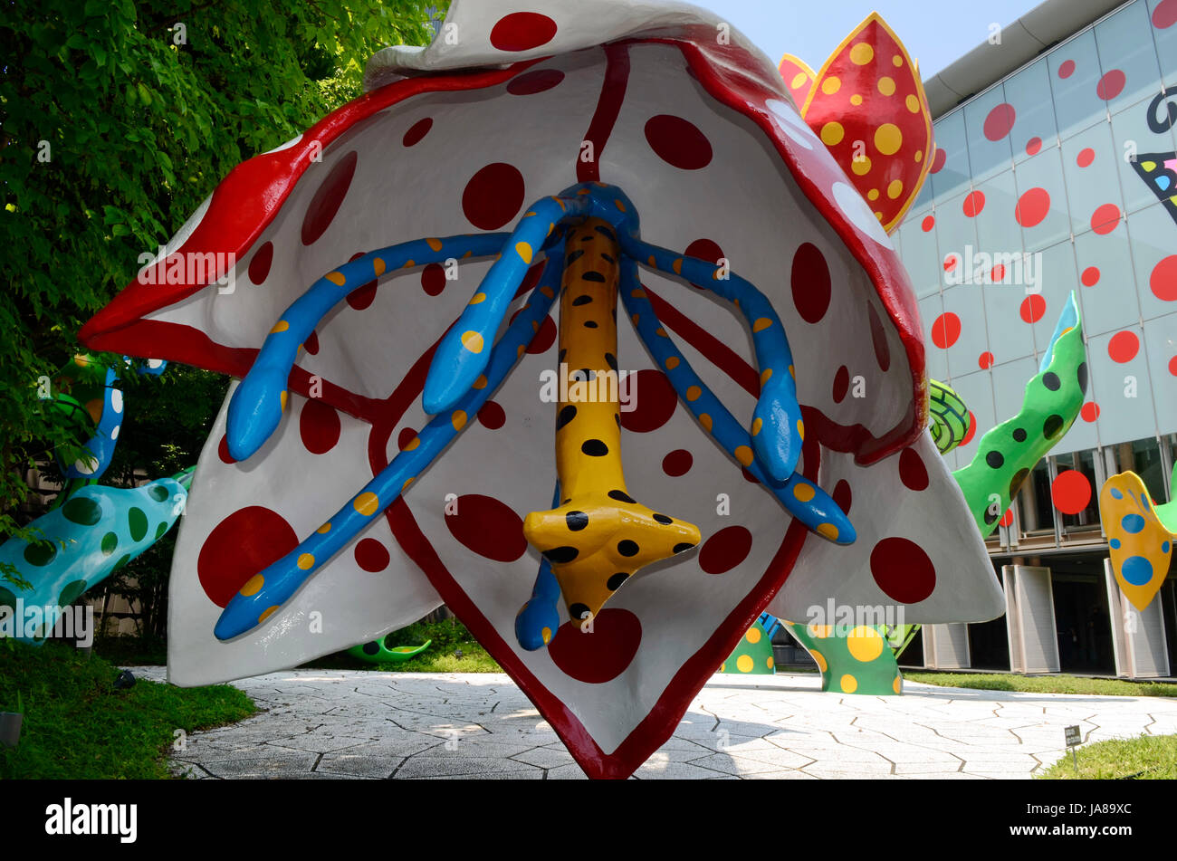 YAYOI KUSAMA - Matsumoto City Museum of Art - ospita una mostra di artista locale Yayoi Kusama intitolata l'eternità di eterna eternità da 14 Lug - 04 Nov 2012. All'arrivo i visitatori sono soddisfatte da grandi sculture tulip intitolato "visionario di fiori" - Matsumoto, Nagano Pefecture, Giappone - 28 lug 2012. Photo credit: George mento/IconicPix Foto Stock