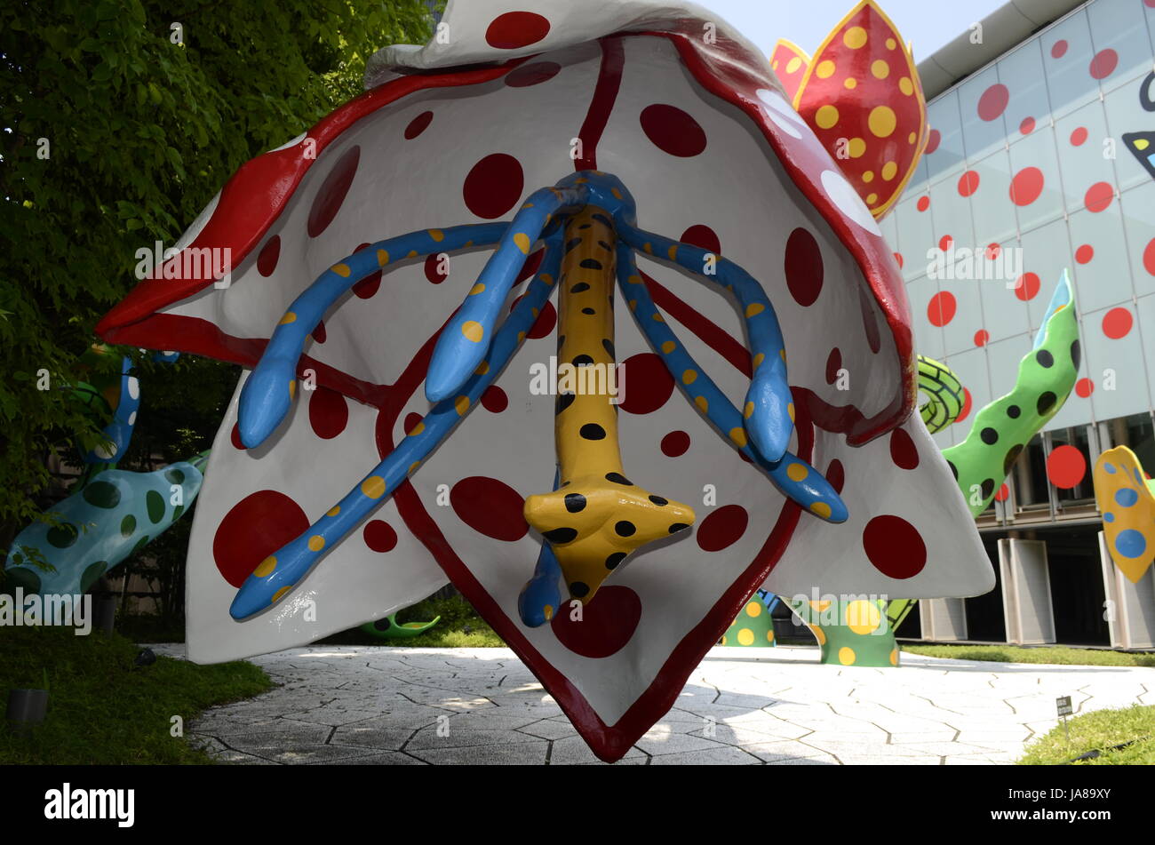 YAYOI KUSAMA - Matsumoto City Museum of Art - ospita una mostra di artista locale Yayoi Kusama intitolata l'eternità di eterna eternità da 14 Lug - 04 Nov 2012. All'arrivo i visitatori sono soddisfatte da grandi sculture tulip intitolato "visionario di fiori" - Matsumoto, Nagano Pefecture, Giappone - 28 lug 2012. Photo credit: George mento/IconicPix Foto Stock