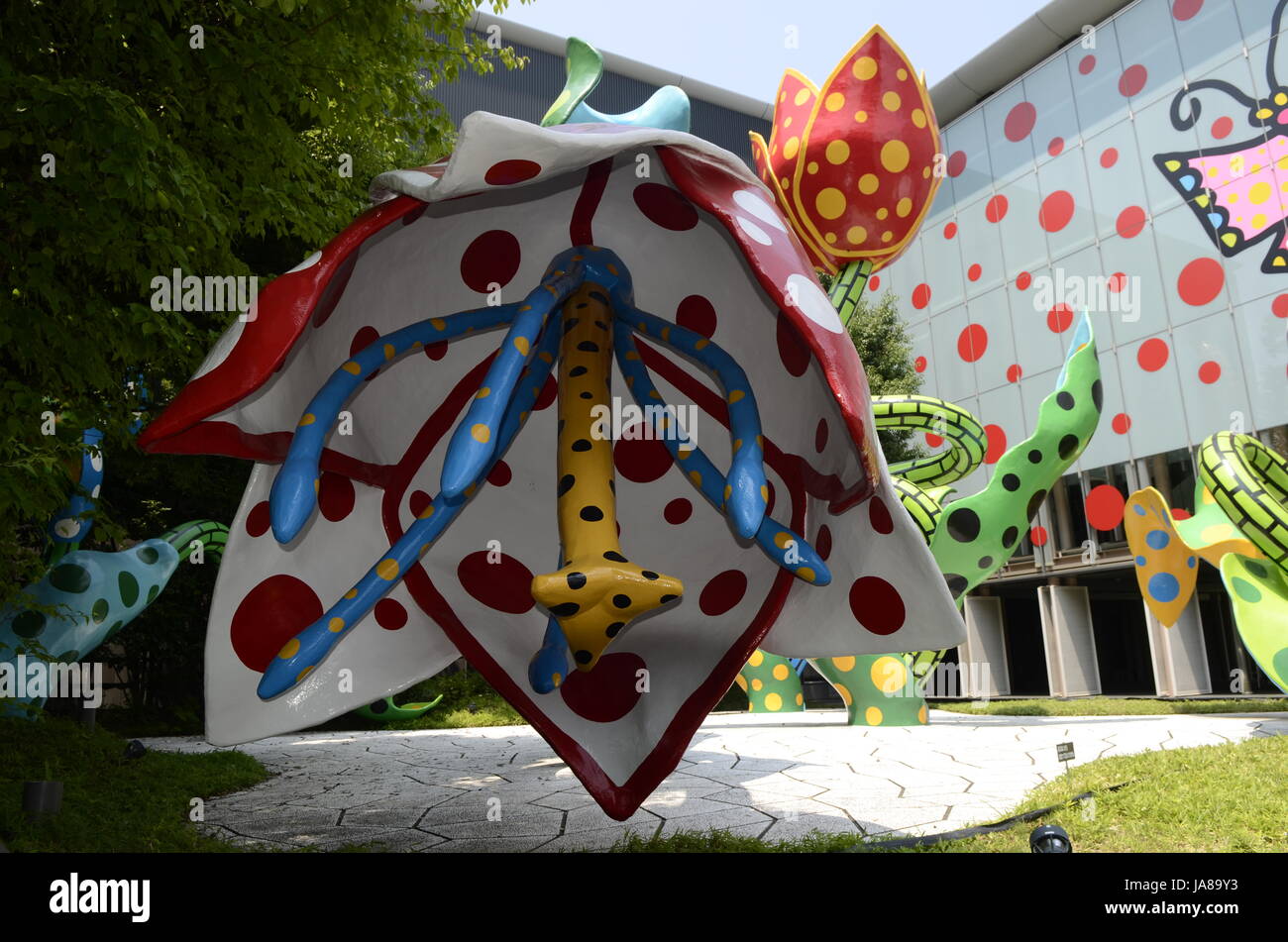YAYOI KUSAMA - Matsumoto City Museum of Art - ospita una mostra di artista locale Yayoi Kusama intitolata l'eternità di eterna eternità da 14 Lug - 04 Nov 2012. All'arrivo i visitatori sono soddisfatte da grandi sculture tulip intitolato "visionario di fiori" - Matsumoto, Nagano Pefecture, Giappone - 28 lug 2012. Photo credit: George mento/IconicPix Foto Stock