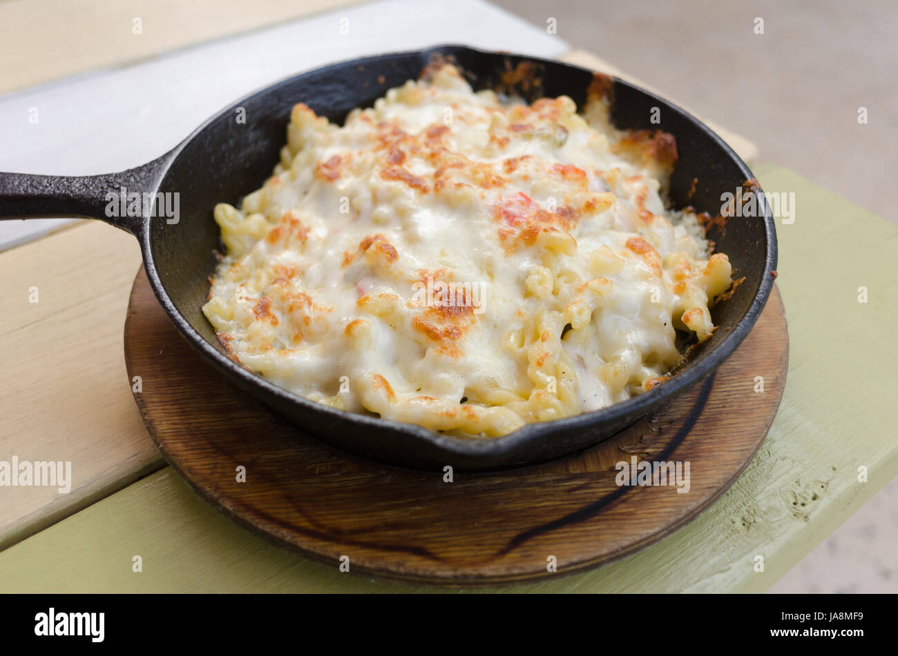 Maccheroni e formaggio in padella di ferro Foto Stock