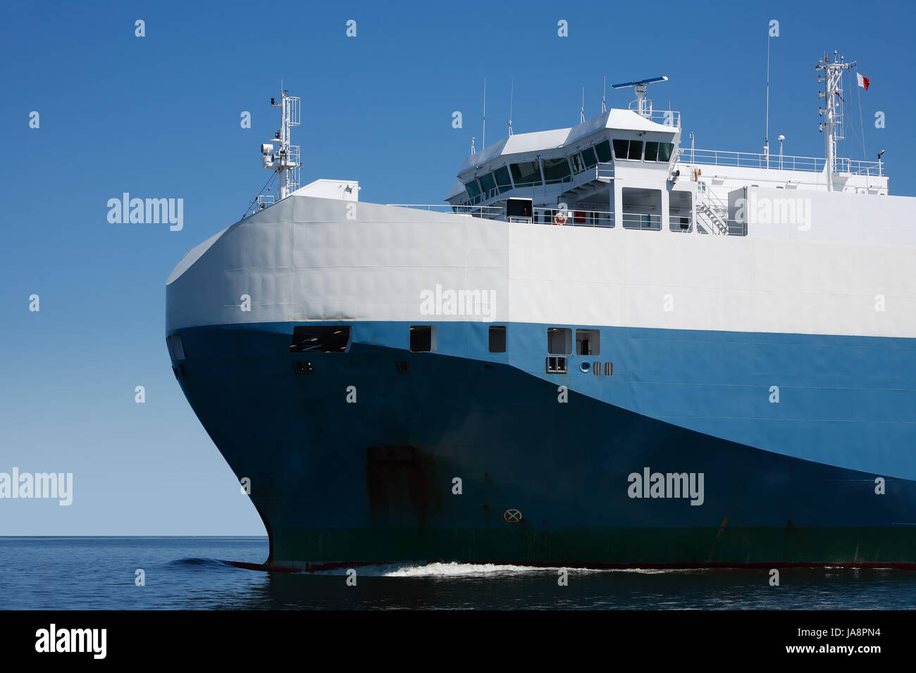 Extreme closeup di grande traghetto moderno sullo sfondo con mare e cielo blu Foto Stock
