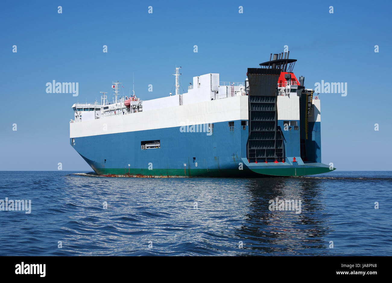 Grande e moderna nave traghetto in movimento attraverso il mare sotto il cielo blu Foto Stock