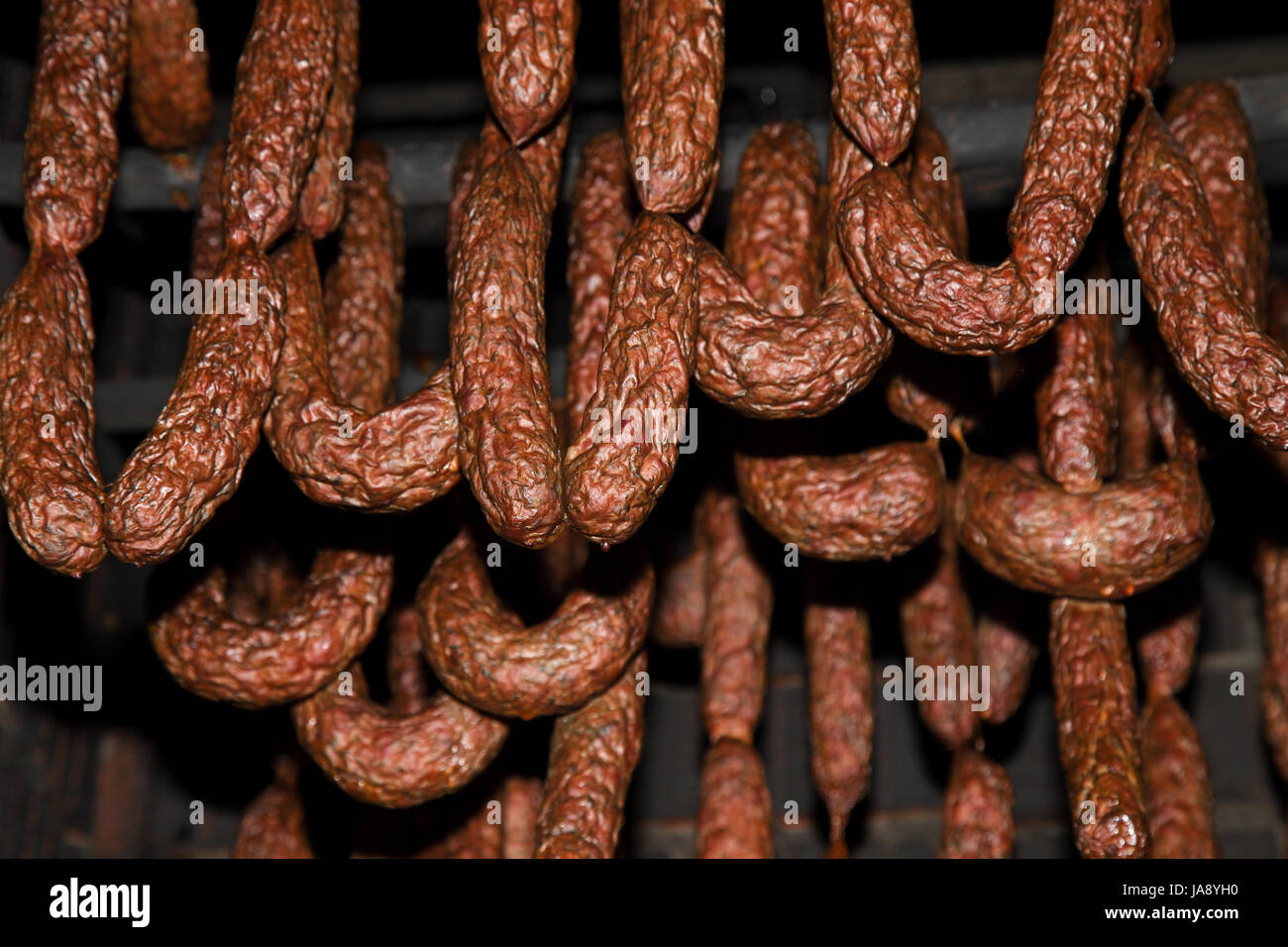 Polacco affumicato tradizionali salumi nella camera di fumo. Foto Stock