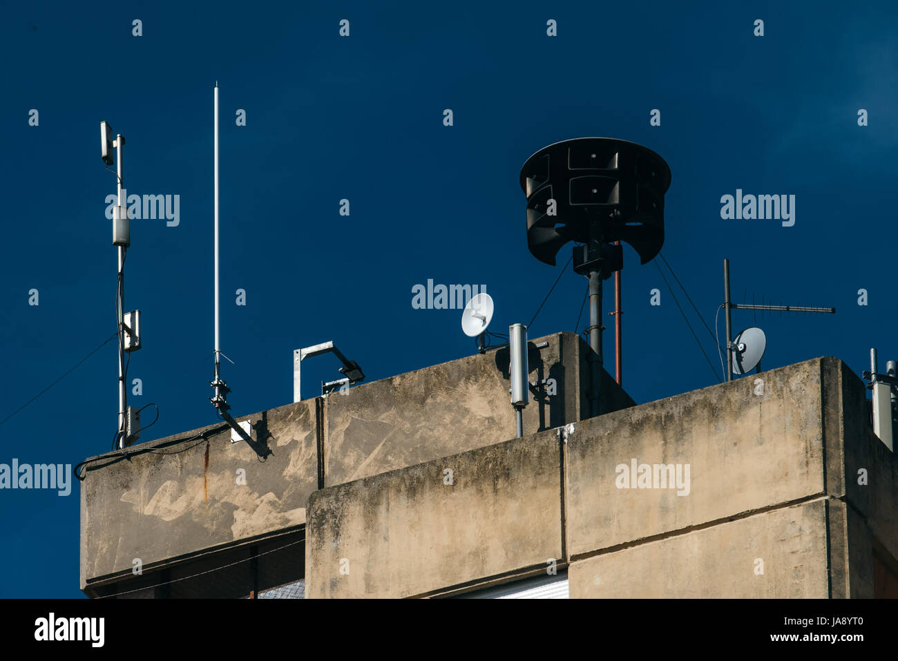 Difesa civile sirena sulla parte superiore dell edificio di appartamenti, noto anche come air raid siren, fornisce la segnalazione di emergenza di avvicinarsi al pericolo come tornado Foto Stock