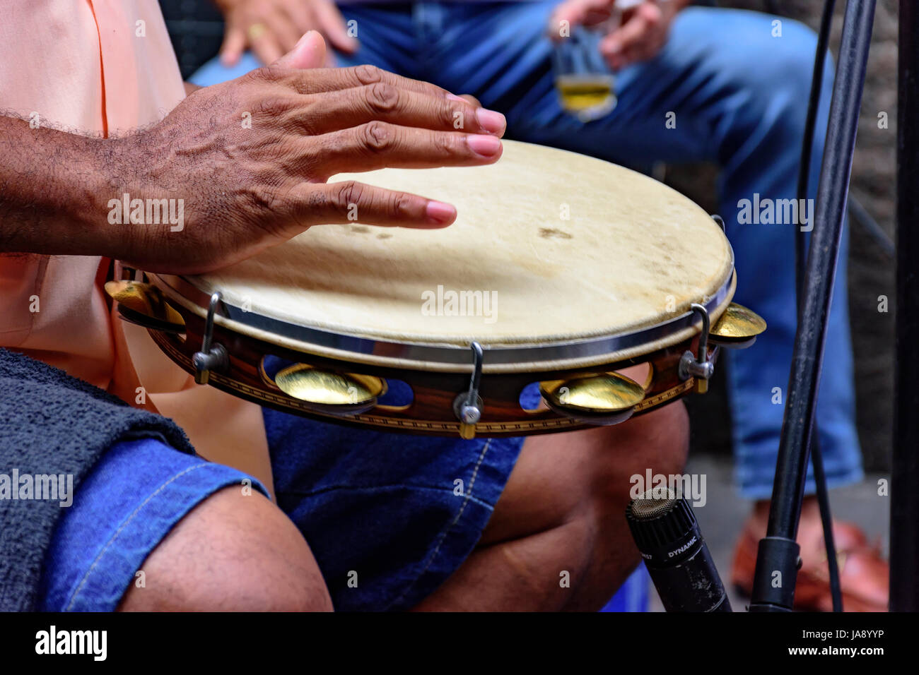 Il tamburello giocato da un ritimist durante una performance di samba a Rio de Janeiro Foto Stock