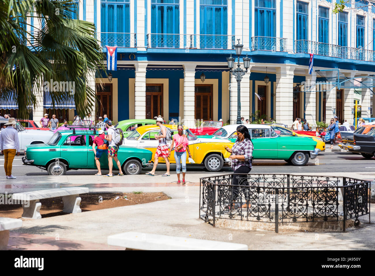 Parque Central, persone sulle strade di l'Avana, la gente del posto e turisti, Havana, Cuba, cubana street, Havana street, vecchie automobili, turismo, Foto Stock