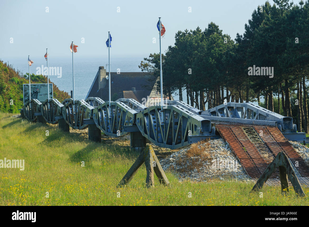 Francia, Calvados, Vierville sur Mer, ponte costituito di vecchi modi di floating porto di Arromanches Foto Stock