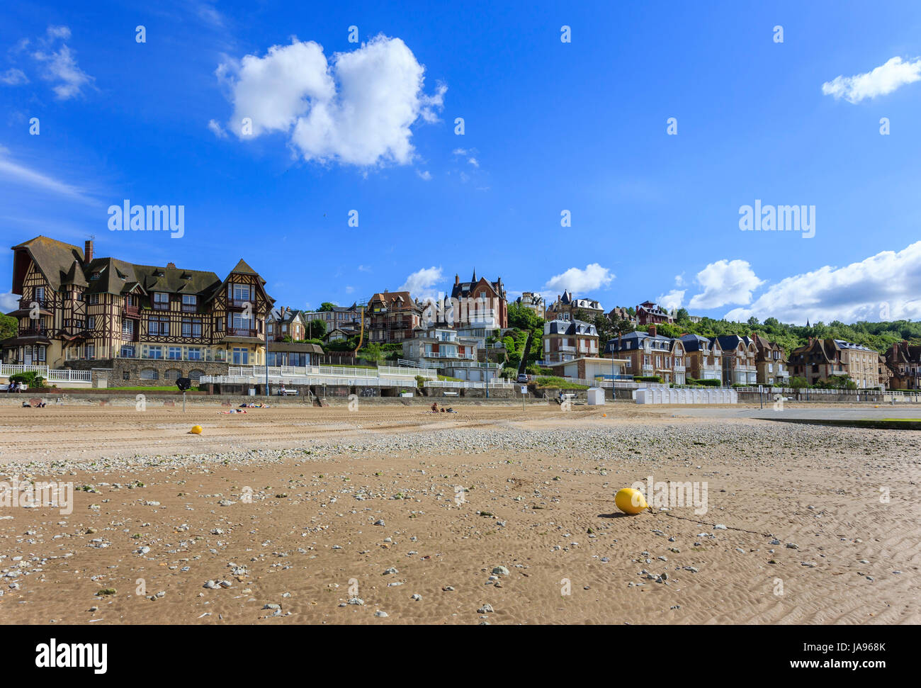Francia, Calvados, Villers sur Mer, ville fronte mare e spiaggia Foto Stock