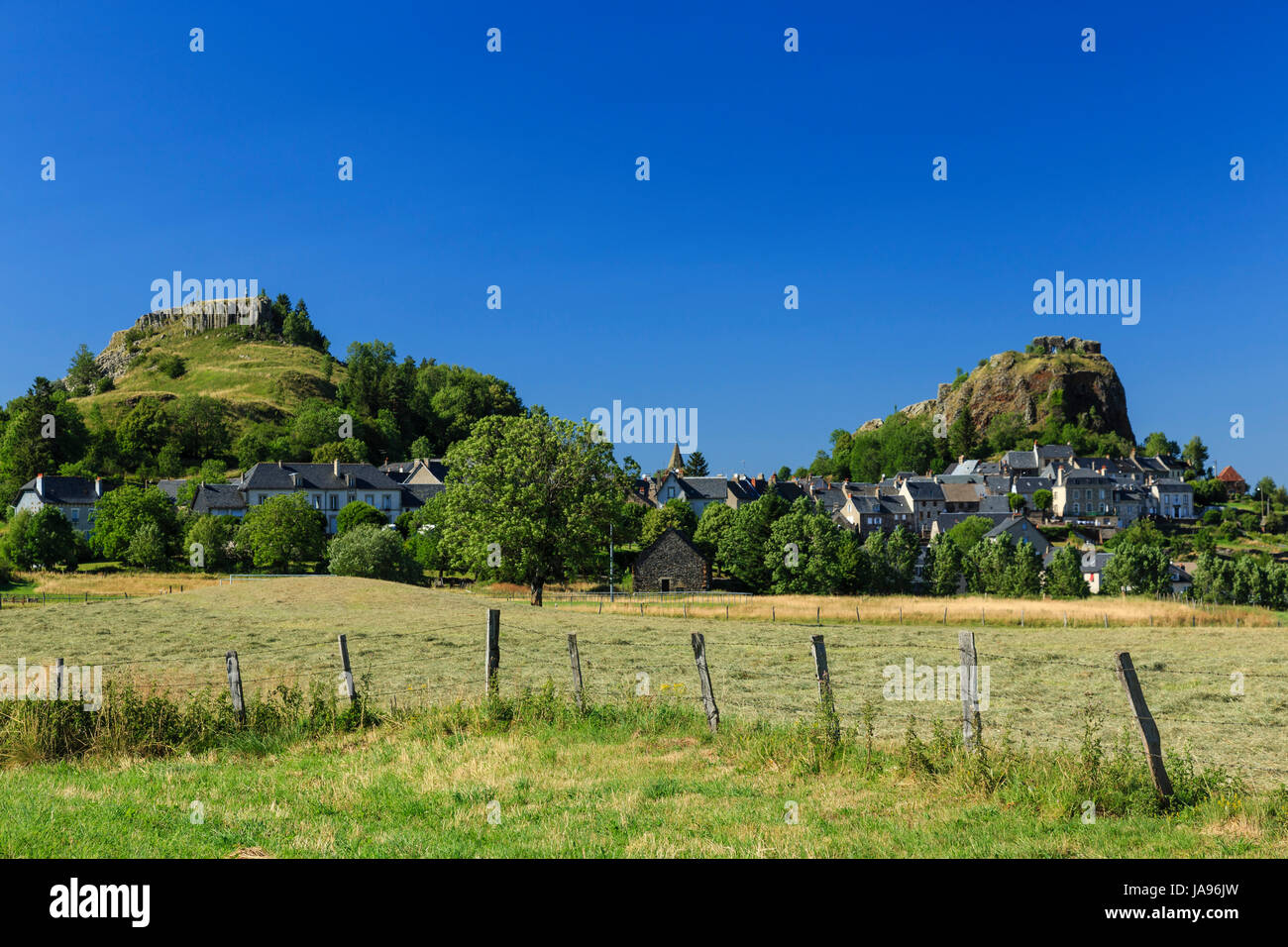 Francia, Cantal, Parc Naturel Regional des Volcans d'Auvergne, Apchon, il villaggio e i ruderi del castello posto sulla sommità di una diga basaltica Foto Stock