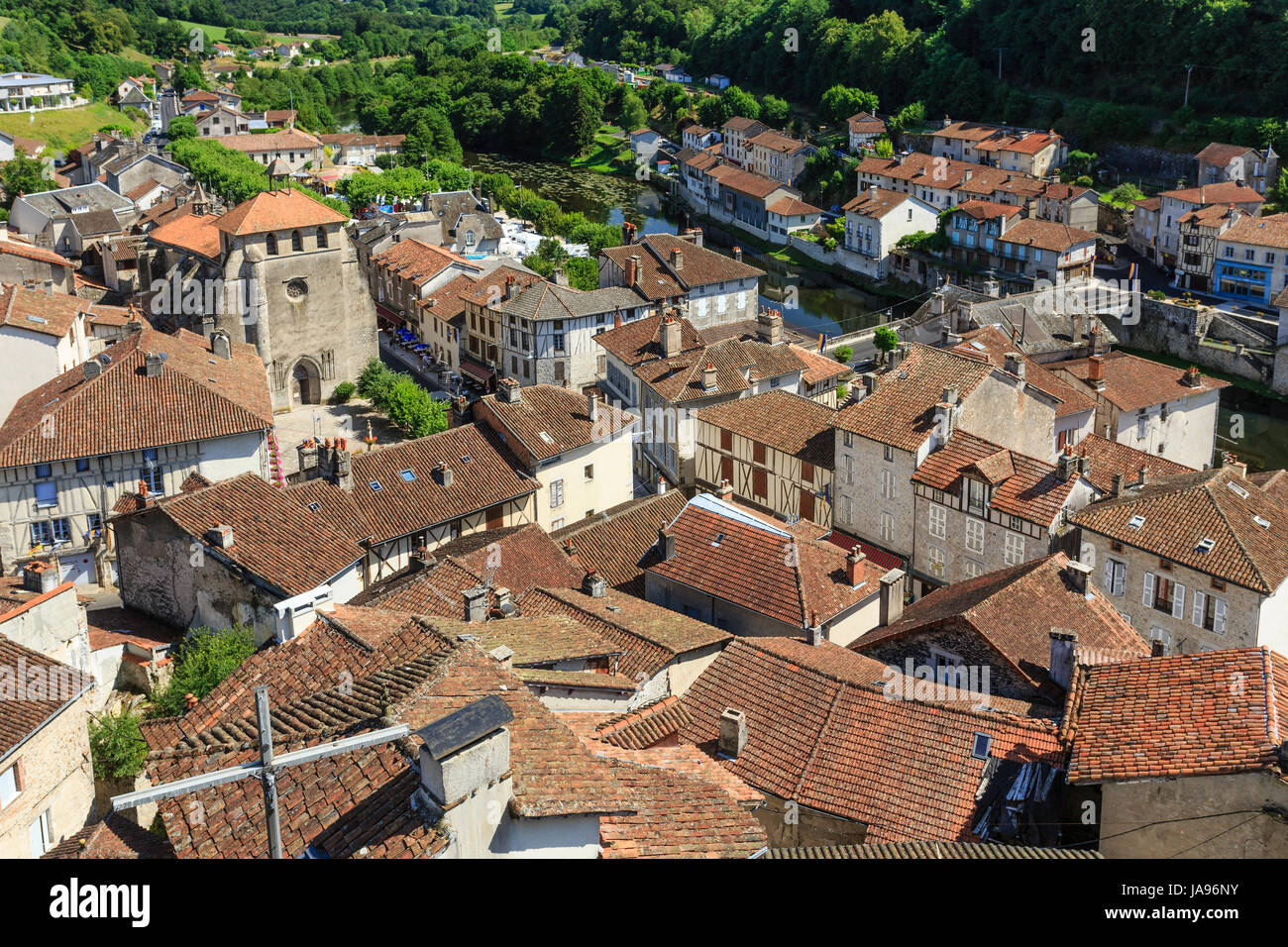Francia, Cantal, Laroquebrou, vista del paese dalla sommità della roccia con una statua della Vergine Foto Stock