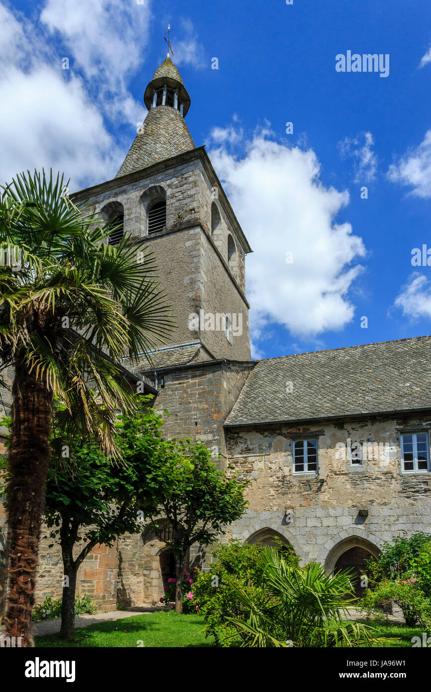 Francia, Cantal, Montsalvy, Saint Gausbert chiostro in abbazia Foto Stock