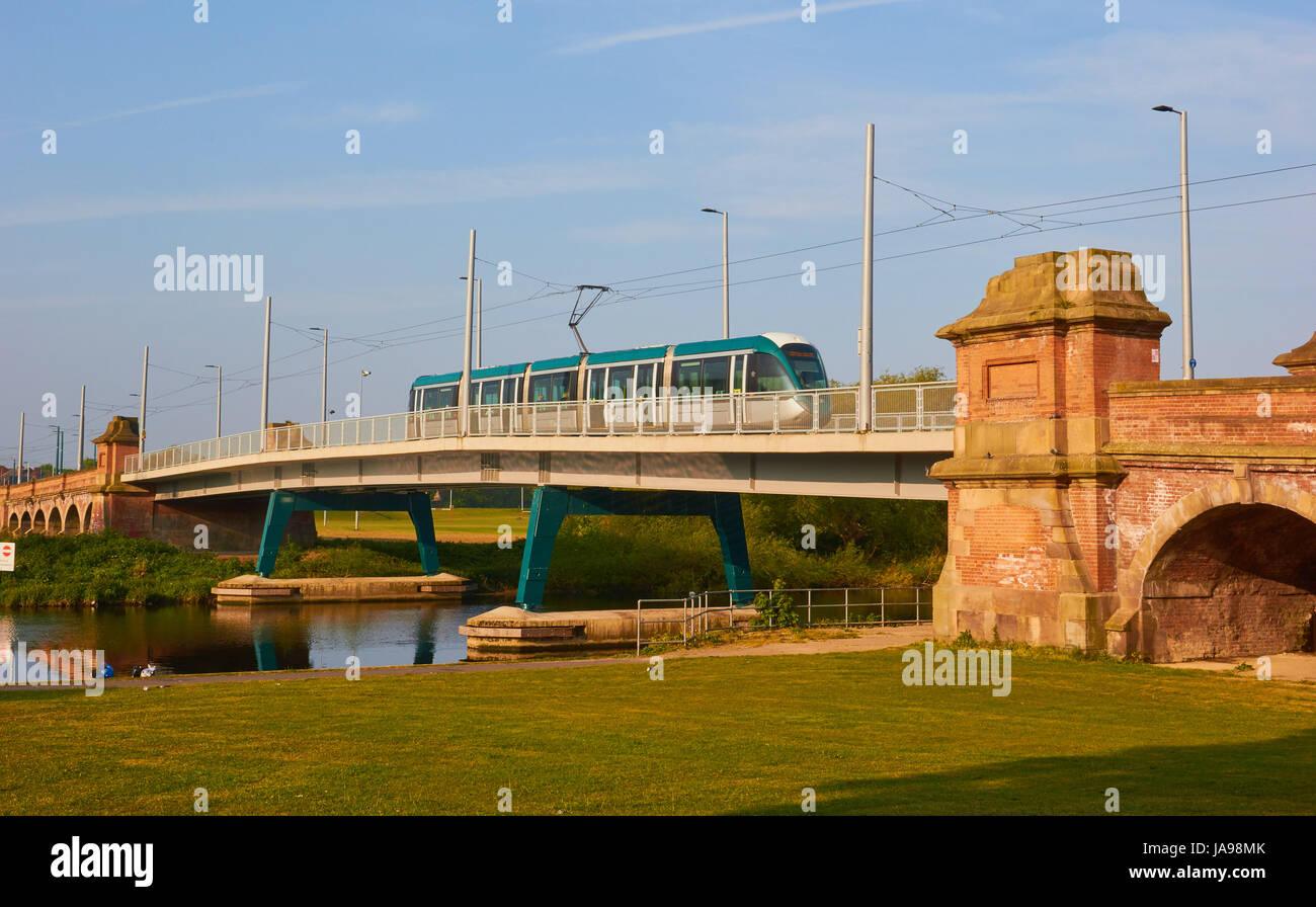 Attraversamento del Tram Wilford ponte a pedaggio sul fiume Trent, Nottingham, Nottinghamshire, East Midlands, Inghilterra Foto Stock