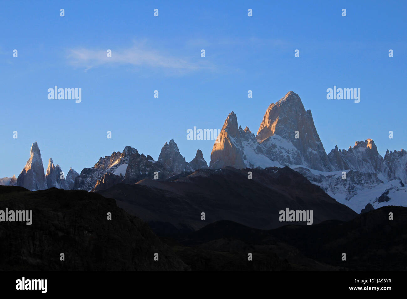 Fitz Roy e Cerro Torre mountainline al tramonto, Patagonia, Argentina Foto Stock Fitz Roy e Cerro Torre mountainline al tramonto, Patagonia, Argentina Foto Stock