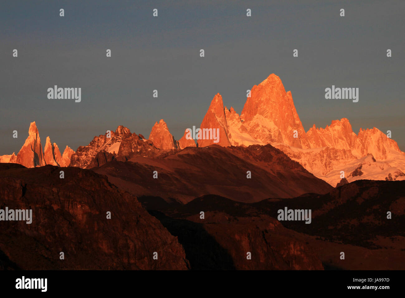 Fitz Roy e Cerro Torre mountainline presso sunrise, Patagonia, Argentina Foto Stock Fitz Roy e Cerro Torre mountainline presso sunrise, Patagonia, Argentina Foto Stock