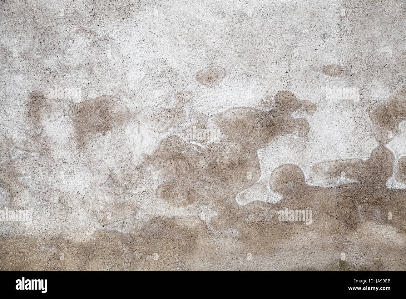 Grigio scuro muro di cemento con wet pattern, grungy foto di sfondo texture Foto Stock