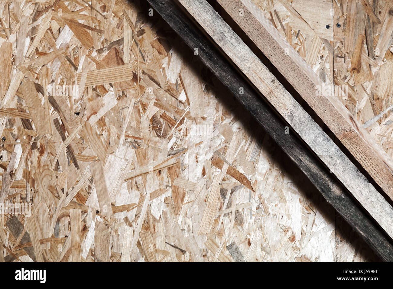 Tavole di legno e oriented strand board noto anche come OSB. Foto di sfondo Foto Stock