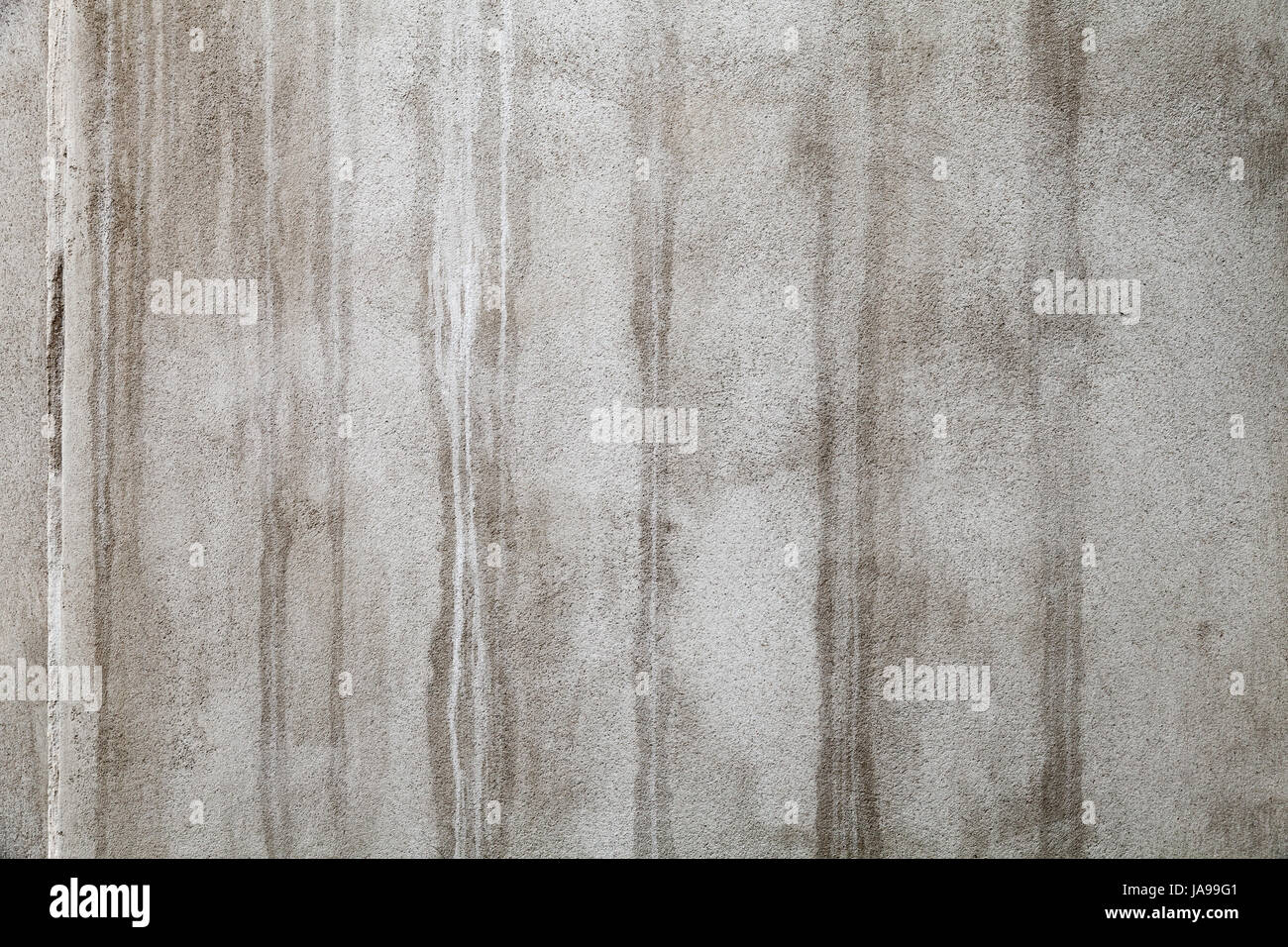 Il vecchio muro di cemento con macchie di umido, grungy frontale foto di sfondo texture Foto Stock