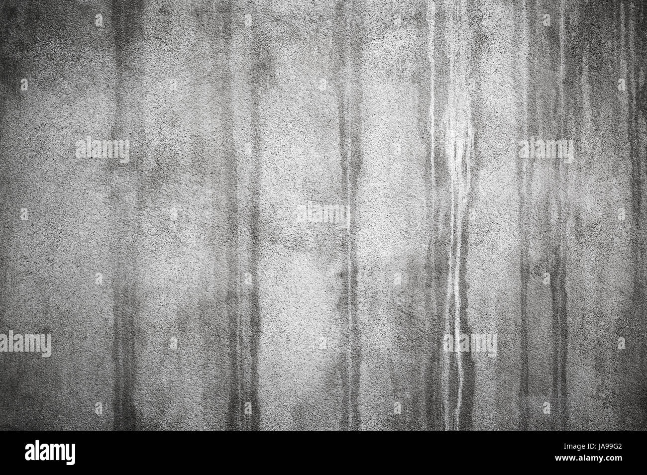 Il vecchio muro di cemento scuro con macchie di umido, grungy frontale foto di sfondo texture Foto Stock