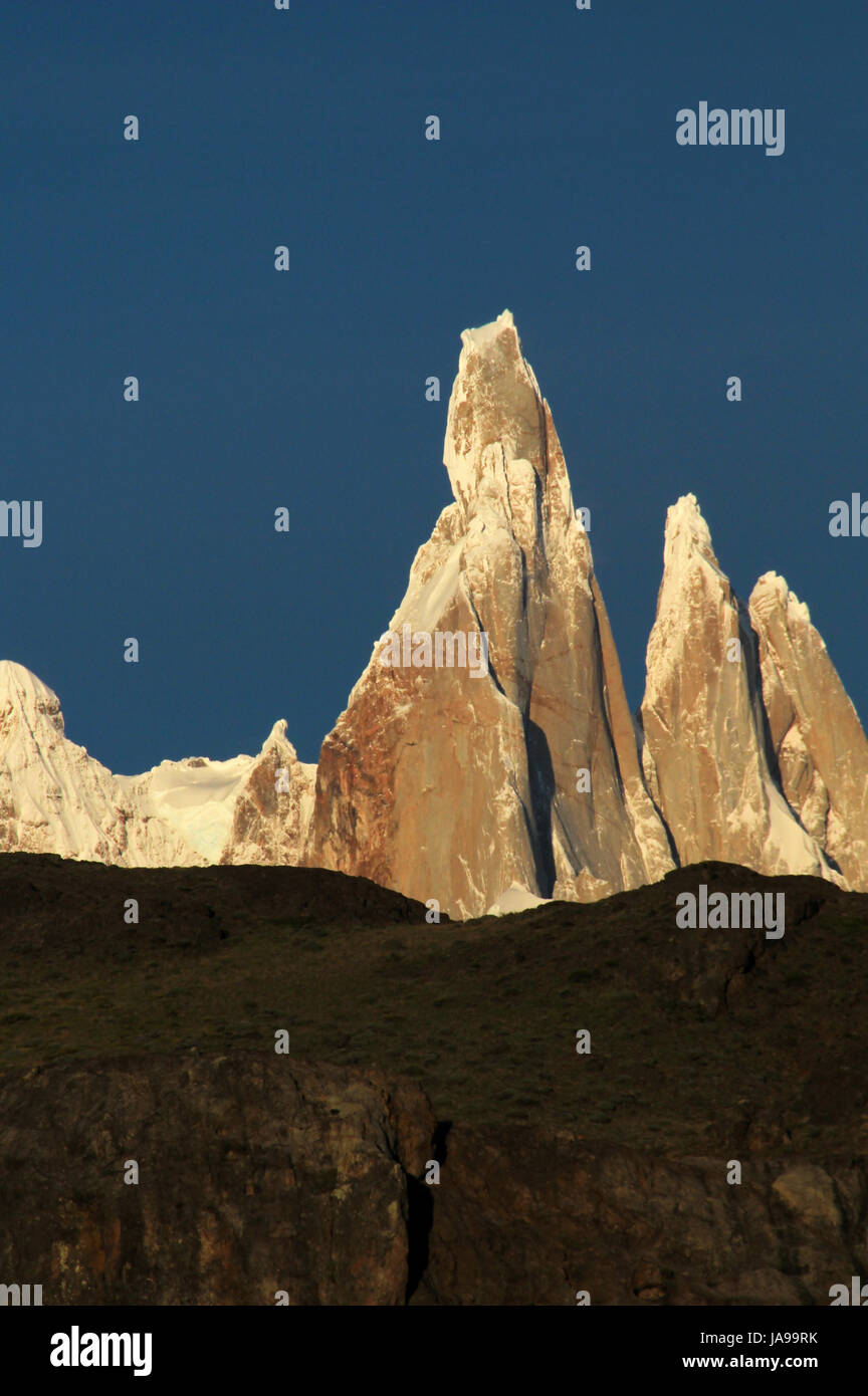 Cerro Torre mountainline presso sunrise, Patagonia, Argentina Foto Stock Cerro Torre mountainline presso sunrise, Patagonia, Argentina Foto Stock