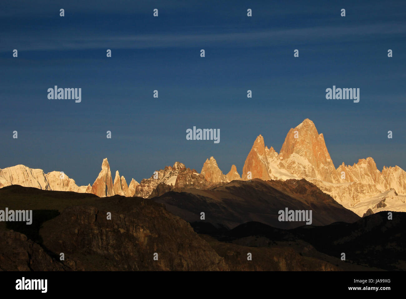 Fitz Roy e Cerro Torre mountainline presso sunrise, Patagonia, Argentina Foto Stock Fitz Roy e Cerro Torre mountainline presso sunrise, Patagonia, Argentina Foto Stock
