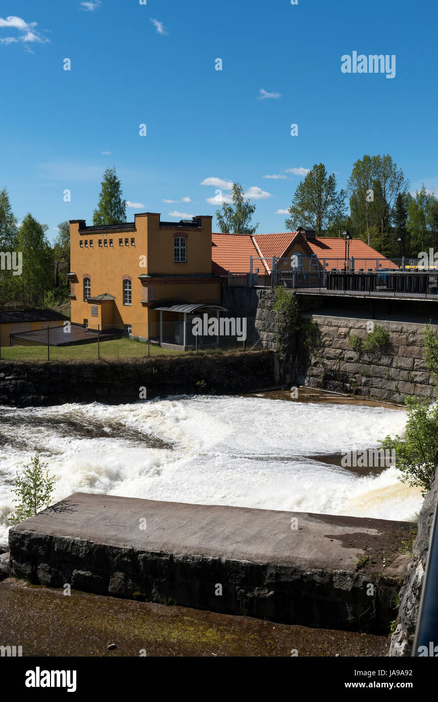Cimitero sul lago in Svezia con lapidi e fiori in una giornata di sole circondato da alberi e acqua. Foto Stock